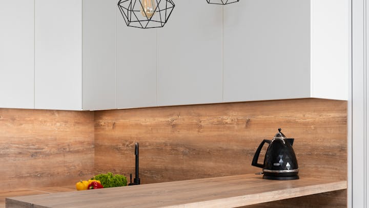 cocina-pequena-en-blanco-y-madera